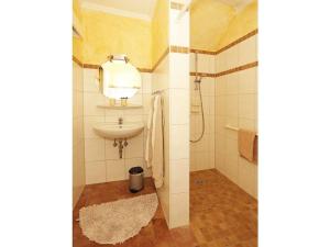 ein Badezimmer mit Waschbecken und Dusche in der Unterkunft House Neeltje, Apartment 1 in Borkum + 9 Fotos