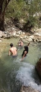 un grupo de personas nadando en un río en BlaBla Hostel, en Rishīkesh