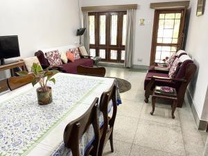 uma sala de estar com mesa e cadeiras em Garden View Residency, Deluxe Queen Room 1 em Lucknow