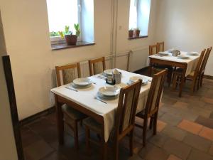 Restoran või mõni muu söögikoht majutusasutuses Hotel Bartošovice +29 fotot