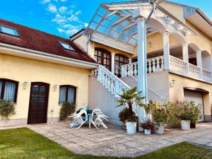 a house with a balcony and a patio at Horváth apartaman in Hévíz