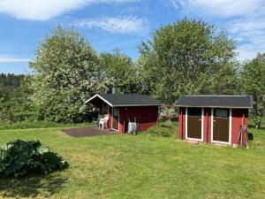 Κήπος έξω από το Majas Backe on a island with boat