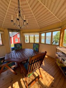 Χώρος καθιστικού στο Majas Backe on a island with boat