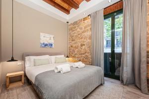 ein Schlafzimmer mit einem Bett mit Handtüchern darauf in der Unterkunft Midtown Luxury Apartments by Sweett in Barcelona