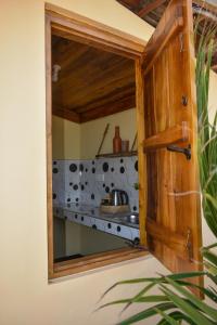 cocina con espejo en una habitación en Salty Alchemy, en Arugam Bay