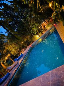 una vista aérea de una piscina por la noche en Richards Cabanas en Tissamaharama