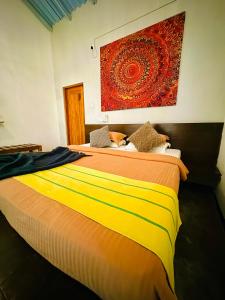 sypialnia z 2 łóżkami i obrazem na ścianie w obiekcie Richards Cabanas w mieście Tissamaharama