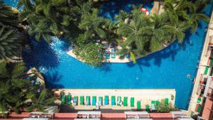 - Vistas aéreas a un complejo con piscina y playa en Baumanburi Hotel - SHA Extra Plus en Patong Beach