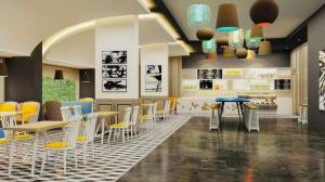 Country Inn & Suites في لاكناو: مطعم فيه طاولات وكراسي في الغرفة