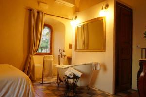 uma casa de banho com banheira e uma cama em Torra di Ciocce em Pino