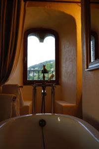 uma banheira na casa de banho com uma janela de coração em Torra di Ciocce em Pino