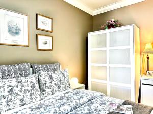 ein Schlafzimmer mit einem Bett und einem weißen Schrank in der Unterkunft Langley 半地下室独立出入温馨卧房-桐花草堂 in Langley