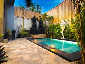 Bazén v ubytování Villa Saraswati Keramas 3BR nebo v jeho okolí