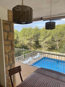 einen Balkon mit Poolblick in der Unterkunft La casa dels Boscos in Tarragona