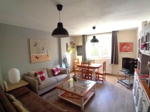 TV a/nebo společenská místnost v ubytování Logrocity Puerta del Ebro PARKING PRIVADO GRATIS + 16 fotografií