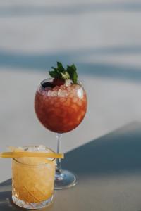 um cocktail e uma bebida numa mesa em Aegean Palace em Plaka