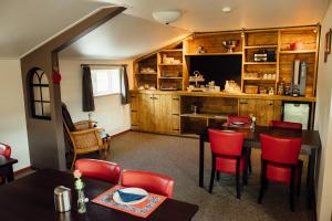 a dining room with a table and red chairs at Hotel Lamperse Hei in Wanroij