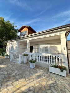 Imagen de la galería de Villa Bianca, en Rubjekë 175 fotos más
