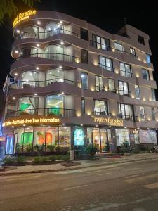 un edificio alto con luces frente a una calle en Tropical Paradise Sapa Hotel & Coffee, en Sa Pa