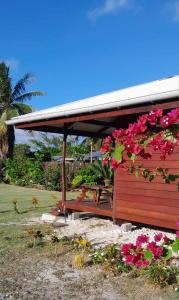 - un pavillon avec des fleurs et des plantes dans l'établissement Bungalow Kahaia Lodge, à Avatoru