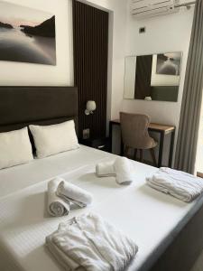 Una habitación de hotel con una cama con toallas. en Hotel Lula Ksamil en Ksamil
