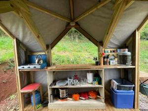 una piccola cucina all'interno di una tenda di Marsh End Cottage a Worcester