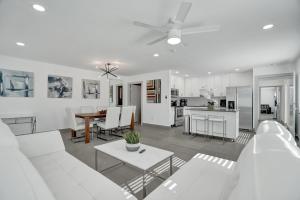 salon z białymi meblami i kuchnią w obiekcie Unique 3-storey Home with Beautiful Lake View w mieście Deerfield Beach