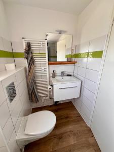 Łazienka z białą toaletą i umywalką w obiekcie Go out stay wild w mieście Norsjö