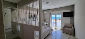 1 dormitorio con cama y vistas al océano en Pelagia Beach Studios, en Agia Pelagia - Citera