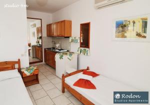 Postel nebo postele na pokoji v ubytování Rodon Apartments - S Avdimioti