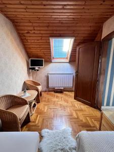 a living room with two chairs and a tv at Horváth apartaman in Hévíz