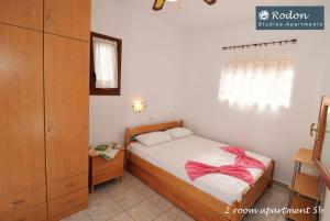 Postel nebo postele na pokoji v ubytování Rodon Apartments - S Avdimioti