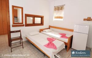 Postel nebo postele na pokoji v ubytování Rodon Apartments - S Avdimioti