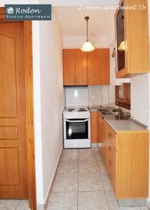 Kuchyň nebo kuchyňský kout v ubytování Rodon Apartments - S Avdimioti