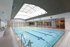 een groot zwembad met een groot plafond bij Imabari Kokusai Hotel in Imabari