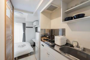 Kuchyň nebo kuchyňský kout v ubytování self-check in-アンプルールリーブル早稲田