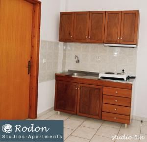 Kuchyň nebo kuchyňský kout v ubytování Rodon Apartments - S Avdimioti