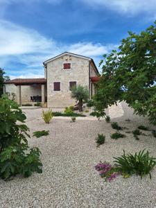 Bangunan di mana terletaknya rumah percutian