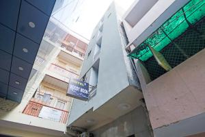 uma vista panorâmica de um edifício com piscina em hotel happy mahipalpur em Nova Deli