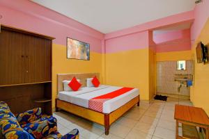 een slaapkamer met een bed en een douche. bij OYO Hotel Bhaba Lakshmi in Bhubaneshwar
