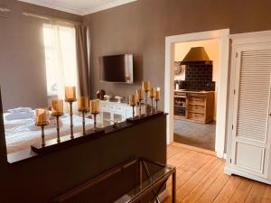 un soggiorno con letto e camino di The Hampton Hock's - Wellness & Wine a Freinsheim