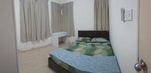 ein Schlafzimmer mit einem Bett in einem Zimmer mit einem Fenster in der Unterkunft Santai Homestay in Kota Kinabalu