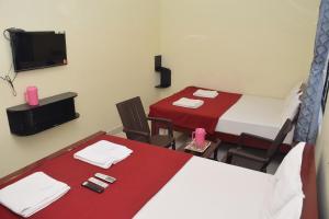 ラーメーシュワラムにあるTS-K-MARVELLのベッド2台とテレビが備わる小さな客室です。
