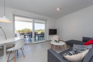 ein Wohnzimmer mit Sofa und Tisch in der Unterkunft Sunset mood modern ap with a pool for 6 in Novalja