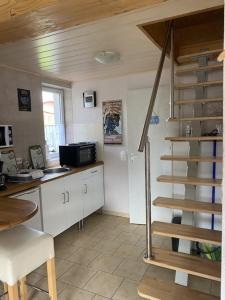 una cucina con scala a chiocciola in una casa di Ott‘s FEWO a Gnevsdorf