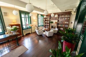 - un salon avec de nombreux meubles et des étagères dans l'établissement Boutique Hotel Dobra Vila Bovec, à Bovec