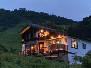 关市ロッヂノエル的建筑的侧面有 ⁇ 虹灯标志