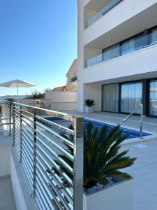 una casa con piscina e recinzione di Villa Apartment Danny a Baška Voda