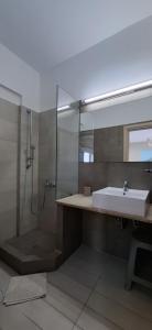 y baño con lavabo y ducha. en Pelagia Beach Studios, en Agia Pelagia - Citera