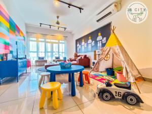 a room with a table and a play tent at Pangsapuri Meridian @ JB City Homestay in Nusajaya